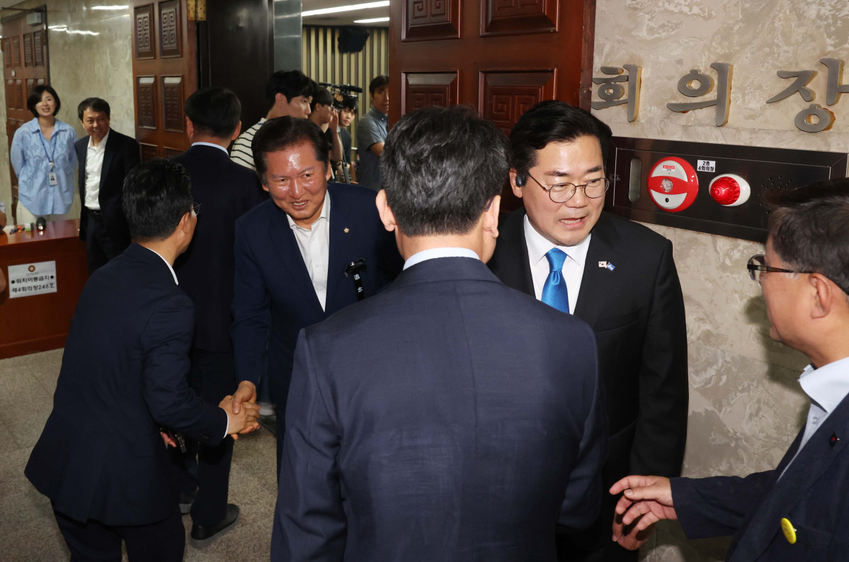 ▲당대표 출마를 선언한 정청래 더불어민주당 의원과 박찬대 의원이 24일 서울 여의도 국회에서 열린 더불어민주당 의원총회에 앞서 의원들과 인사하고 있다. 신태현 기자 holjjak@