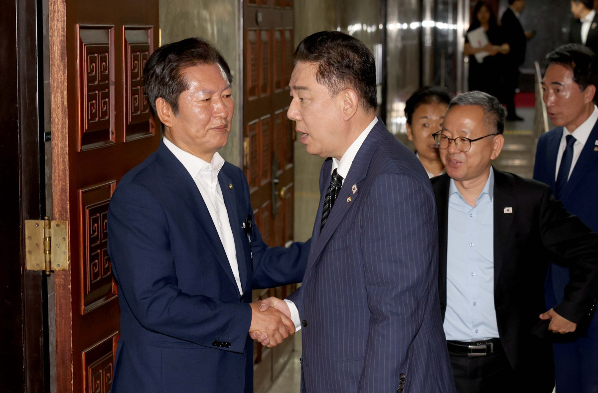 ▲김병기(오른쪽) 더불어민주당 대표 직무대행 겸 원내대표와 정청래 의원이 24일 서울 여의도 국회에서 열린 더불어민주당 의원총회에 앞서 인사하고 있다. 신태현 기자 holjjak@