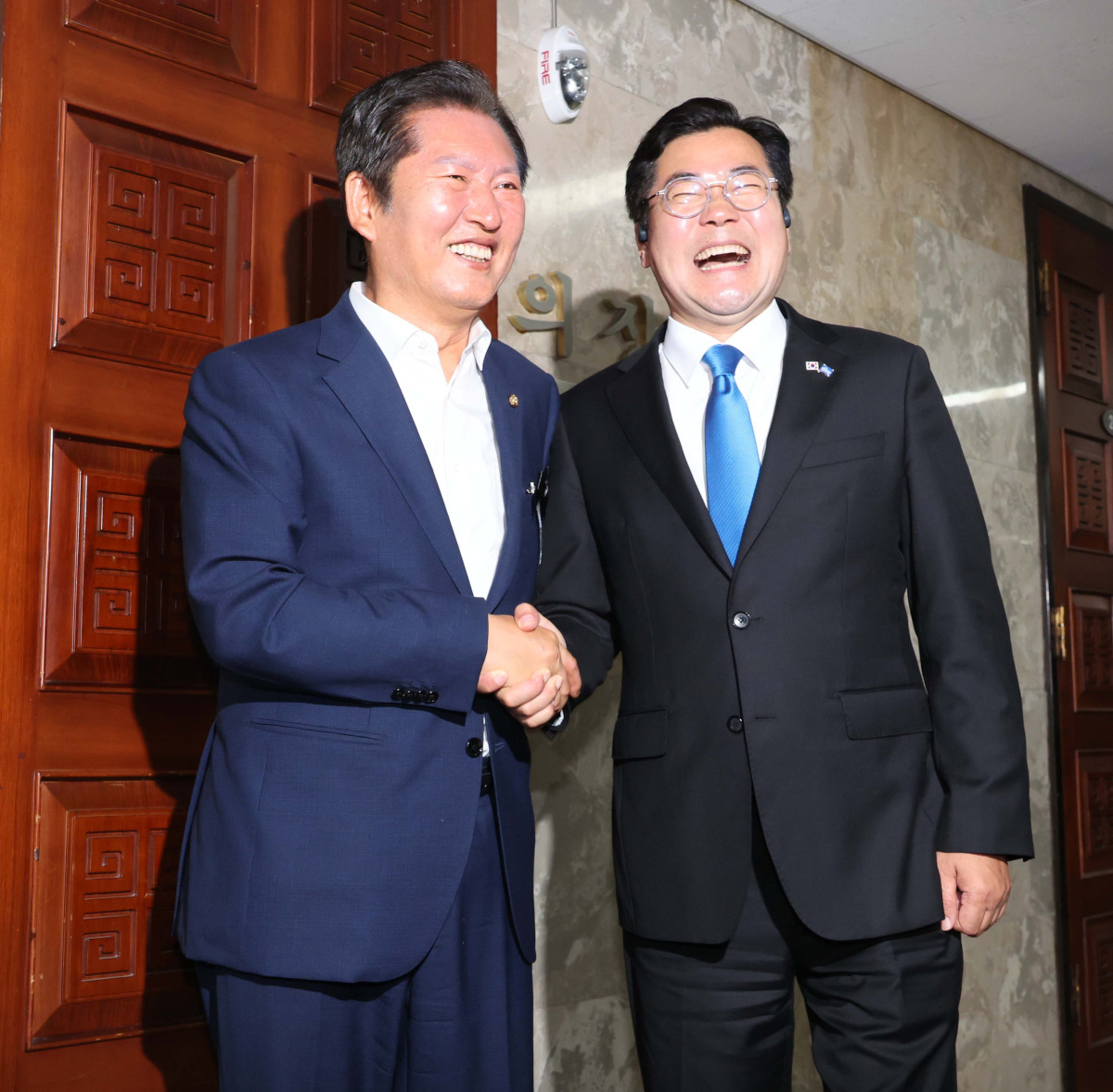▲당대표 출마를 선언한 정청래 더불어민주당 의원과 박찬대 의원이 24일 서울 여의도 국회에서 열린 더불어민주당 의원총회에서 인사하고 있다. 신태현 기자 holjjak@