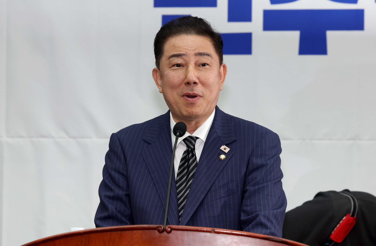 ▲김병기 더불어민주당 대표 직무대행 겸 원내대표가 24일 서울 여의도 국회에서 열린 더불어민주당 의원총회에서 모두발언을 하고 있다. 신태현 기자 holjjak@