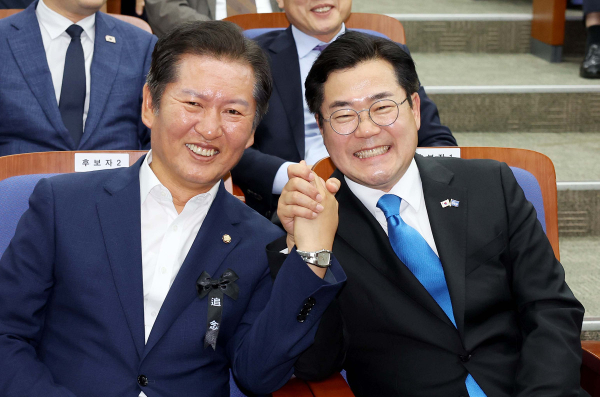 ▲당대표 출마를 선언한 정청래 더불어민주당 의원과 박찬대 의원이 24일 서울 여의도 국회에서 열린 더불어민주당 의원총회에서 손을 잡고 있다. 신태현 기자 holjjak@