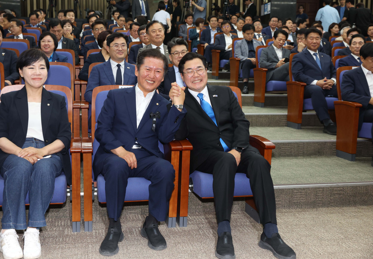 ▲당대표 출마를 선언한 정청래 더불어민주당 의원과 박찬대 의원이 24일 서울 여의도 국회에서 열린 더불어민주당 의원총회에서 손을 잡고 있다. 신태현 기자 holjjak@