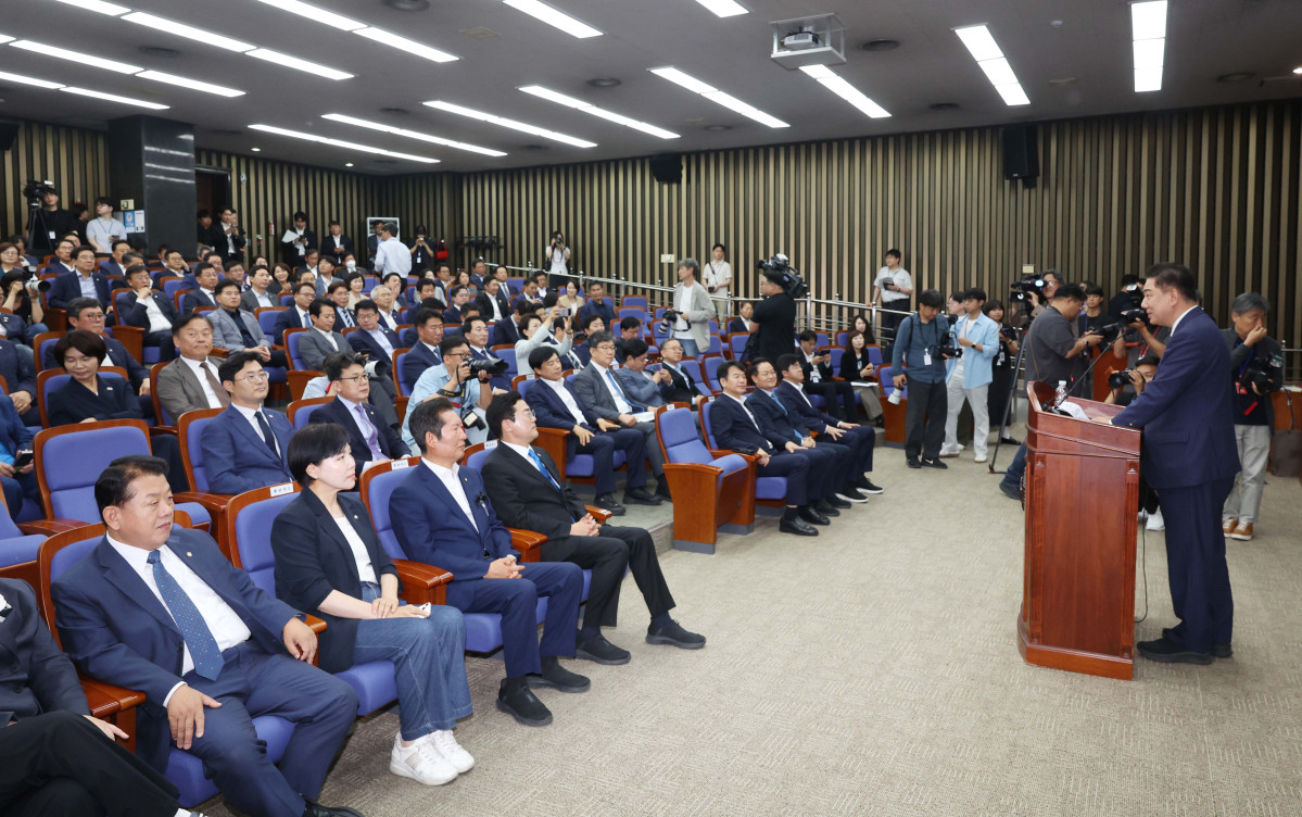 ▲김병기 더불어민주당 대표 직무대행 겸 원내대표가 24일 서울 여의도 국회에서 열린 더불어민주당 의원총회에서 모두발언을 하고 있다. 신태현 기자 holjjak@