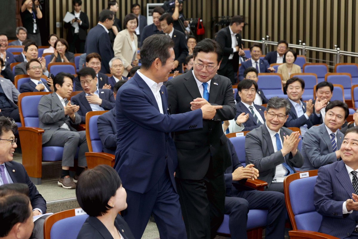 ▲당대표 출마를 선언한 정청래 더불어민주당 의원과 박찬대 의원이 24일 서울 여의도 국회에서 열린 더불어민주당 의원총회에 참석하고 있다. 신태현 기자 holjjak@
