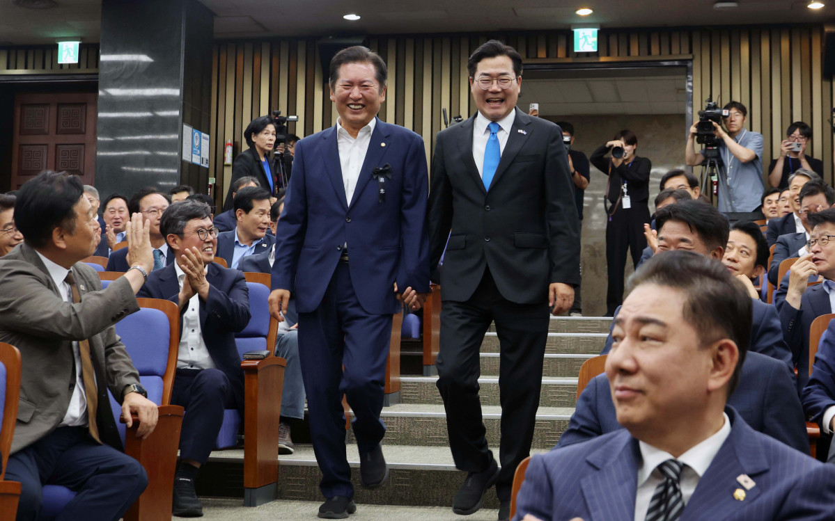 ▲당대표 출마를 선언한 정청래 더불어민주당 의원과 박찬대 의원이 24일 서울 여의도 국회에서 열린 더불어민주당 의원총회에 참석하고 있다. 신태현 기자 holjjak@