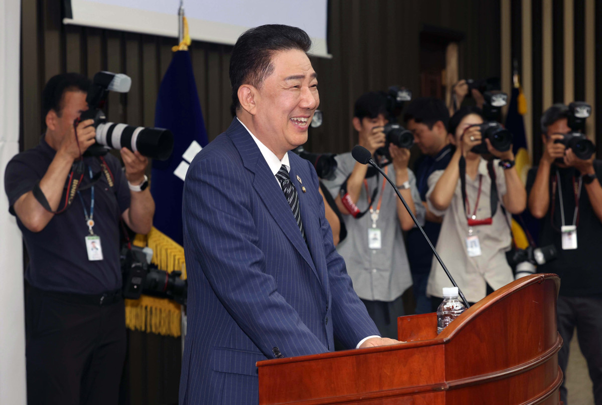 ▲김병기 더불어민주당 대표 직무대행 겸 원내대표가 24일 서울 여의도 국회에서 열린 더불어민주당 의원총회에서 모두발언을 하고 있다. 신태현 기자 holjjak@