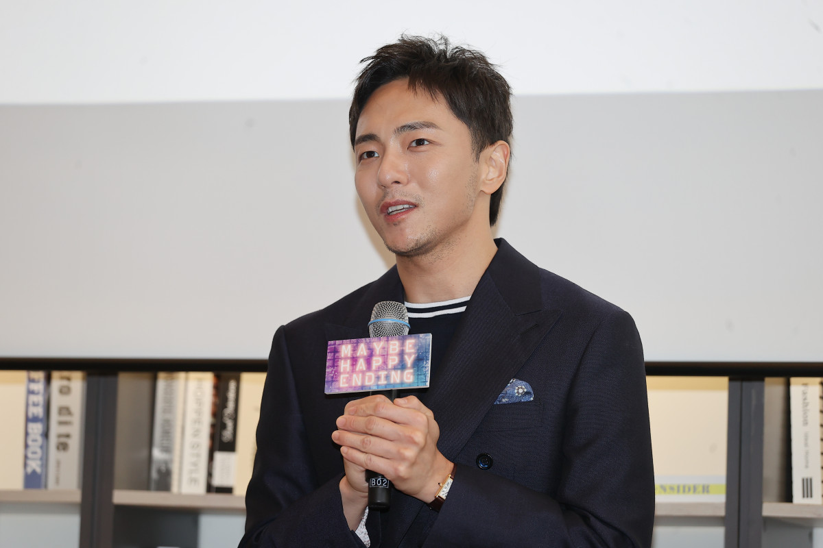 ▲박천휴 작가가 24일 서울 중구 커뮤니티하우스 마실에서 열린 뮤지컬 '어쩌면 해피엔딩' 토니상 6관왕 기념 기자간담회에서 인사말을 하고 있다. (연합뉴스)