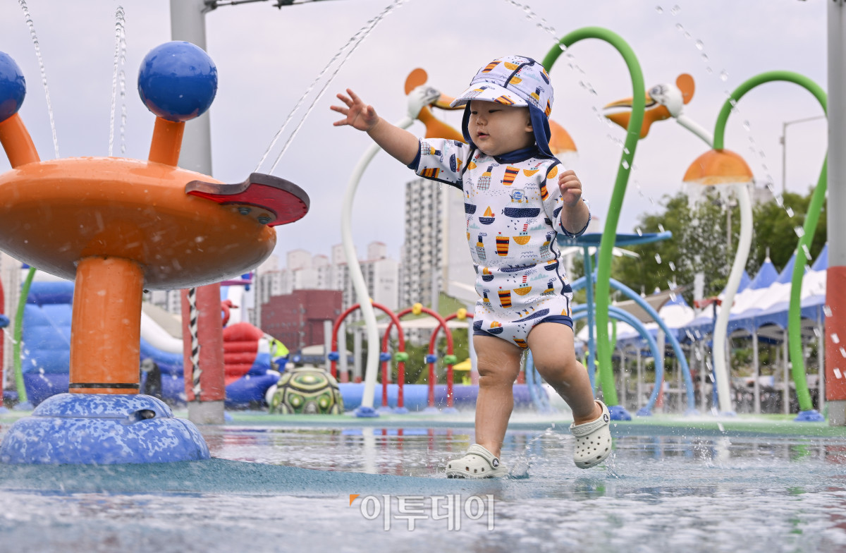 ▲24일 개장한 서울 광진구 중랑천 물놀이장에서 어린이들이 물놀이를 하며 더위를 식히고 있다. 이날 개장한 중랑천 물놀이장은 어린이들이 무료로 이용할 수 있고, 워터슬라이드, 에어풀장 등 30여 개의 물놀이 시설과 샤워실, 탈의실, 몽골텐트 등 편의시설을 갖췄다. 물놀이장은 8월 24일까지 오전 10시부터 오후 5시까지 운영하고 월요일과 우천시에는 운영하지 않는다. 조현호 기자 hyunho@