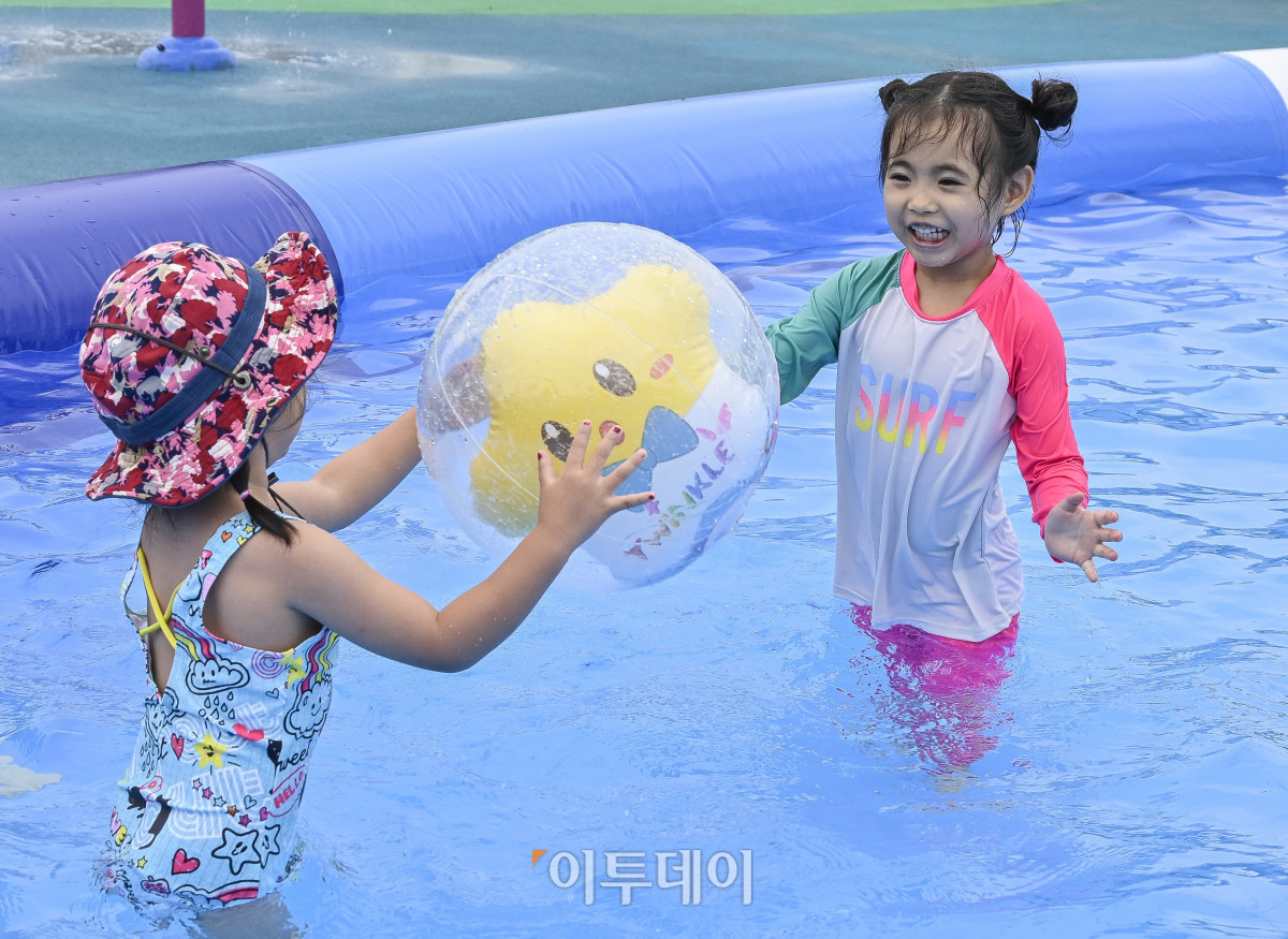 ▲24일 개장한 서울 광진구 중랑천 물놀이장에서 어린이들이 물놀이를 하며 더위를 식히고 있다. 이날 개장한 중랑천 물놀이장은 어린이들이 무료로 이용할 수 있고, 워터슬라이드, 에어풀장 등 30여 개의 물놀이 시설과 샤워실, 탈의실, 몽골텐트 등 편의시설을 갖췄다. 물놀이장은 8월 24일까지 오전 10시부터 오후 5시까지 운영하고 월요일과 우천시에는 운영하지 않는다. 조현호 기자 hyunho@