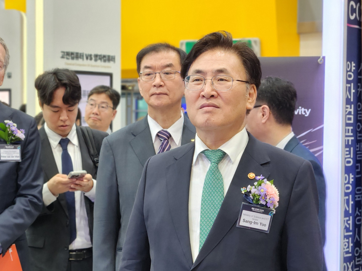 ▲유상임 과학기술정보통신부 장관이 24일 양재 aT센터에서 열린 '퀀텀코리아 2025'에서 전시 부스를 둘러보고 있다. (안유리 기자 inglass@)