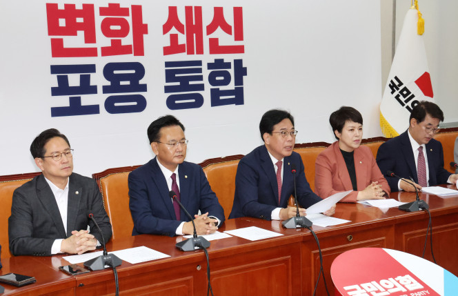 ▲송언석 국민의힘 원내대표가 24일 오전 서울 여의도 국회에서 열린 원내대책회의에서 발언하고 있다. 2025.06.24. (뉴시스)