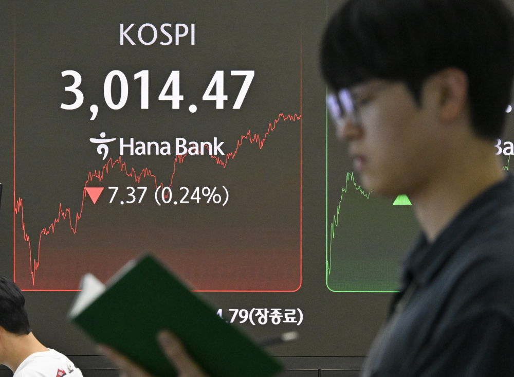 ▲원·달러 환율이 중동 위기 고조로 1380원 중반까지 치솟으며 1400원대를 위협하는 가운데 23일 서울 중구 하나은행 딜링룸 전광판에 코스피가 표시돼 있다. 이날 코스피 지수는 전 거래일보다 7.37(0.24%) 포인트 하락한 3014.47을 나타냈다. 조현호 기자 hyunho@ (이투데이DB)