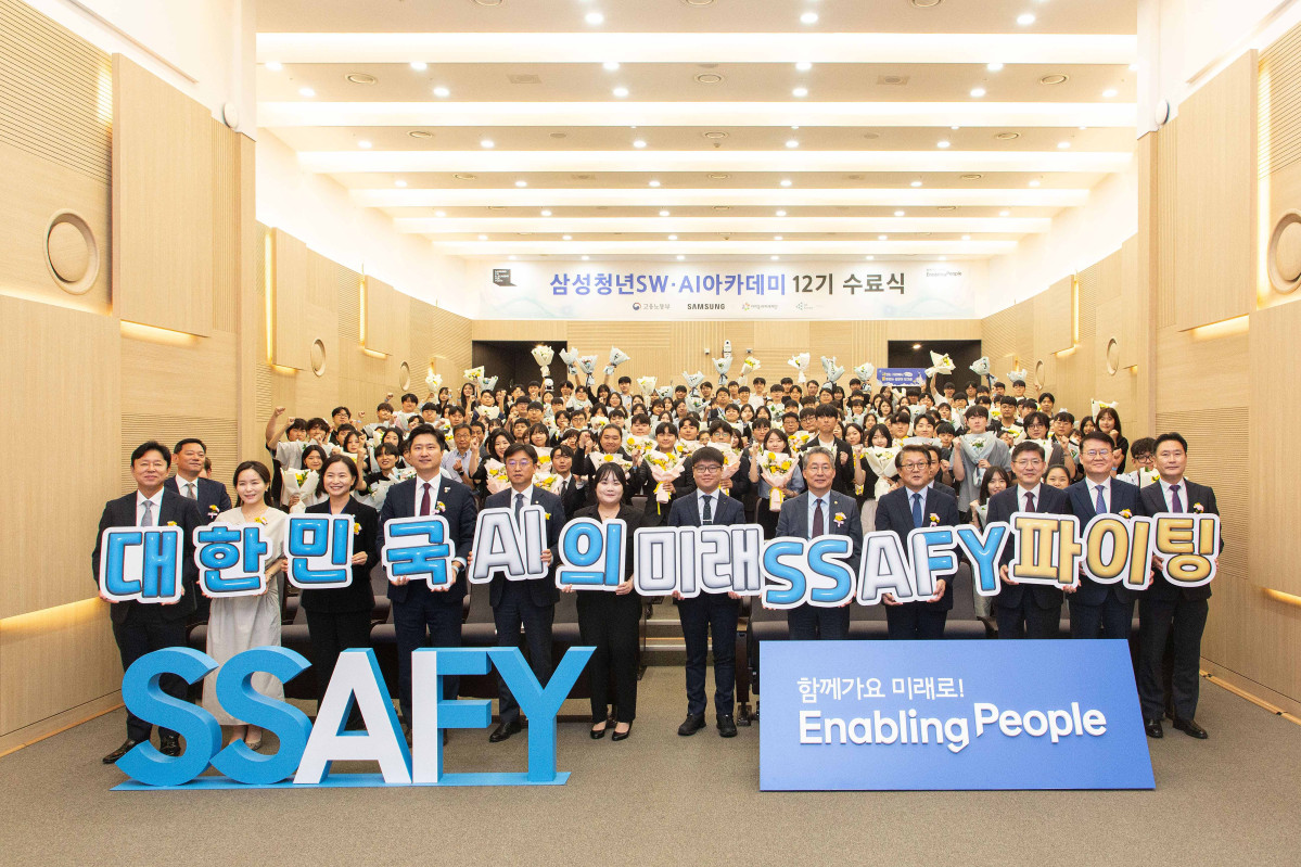 ▲24일 서울 강남구 '삼성청년SW·AI아카데미(SSAFY)' 서울캠퍼스에서 열린 SSAFY 12기 수료식에 참석한 수료생들과 (왼쪽 두번째부터) 개혁신당 이주영 의원, 조국혁신당 이해민 의원, 국민의힘 우재준 의원, 더불어민주당 이용우 의원, SSAFY 수료생들, 고용노동부 김민석 차관, 삼성전자 박승희 사장 등이 기념 촬영하고 있다. (사진제공=삼성전자)