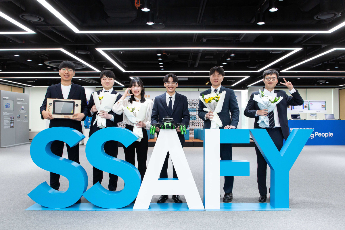 ▲24일 서울 강남구 '삼성청년SW·AI아카데미(SSAFY)' 서울캠퍼스에서 열린 SSAFY 12기 수료식에 참석한 수료생들이 기념 촬영을 하고 있다. (사진제공=삼성전자)