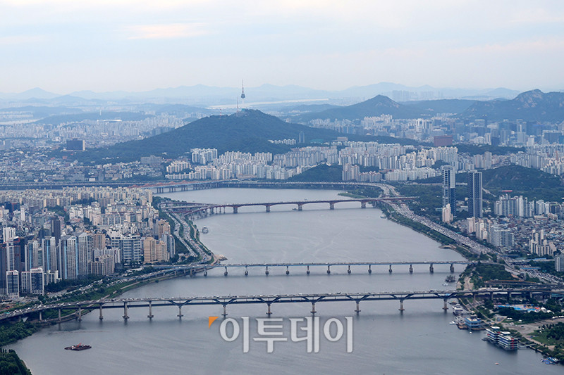 ▲소비자들의 주택 가격 상승 전망이 3년 8개월만에 최고치를 갱신했다. 24일 한국은행이 발표한 6월 소비자동향조사에 따르면 주택가격전망지수는 120으로 전월보다 9포인트 올랐다. 집값 급등기였던 2021년 10월, 125를 기록한 이후 최고치로 5개월 연속 상승세다. 사진은 이날 서울 송파구 롯데월드타워에서 내려다 본 서울 아파트 전경. 고이란 기자 photoeran@