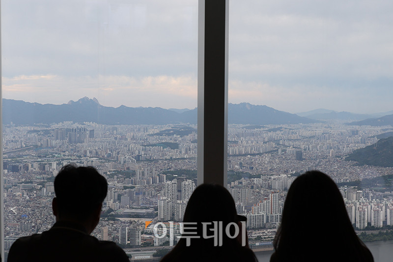 ▲소비자들의 주택 가격 상승 전망이 3년 8개월만에 최고치를 갱신했다. 24일 한국은행이 발표한 6월 소비자동향조사에 따르면 주택가격전망지수는 120으로 전월보다 9포인트 올랐다. 집값 급등기였던 2021년 10월, 125를 기록한 이후 최고치로 5개월 연속 상승세다. 사진은 이날 서울 송파구 롯데월드타워에서 내려다 본 서울 아파트 전경. 고이란 기자 photoeran@
