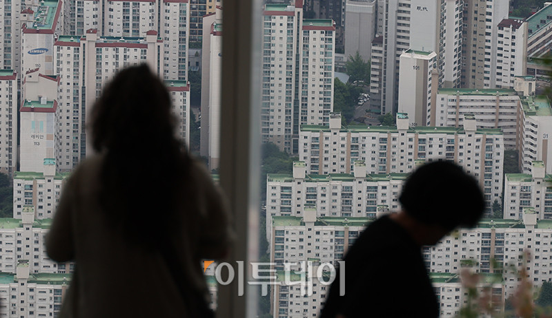▲소비자들의 주택 가격 상승 전망이 3년 8개월만에 최고치를 갱신했다. 24일 한국은행이 발표한 6월 소비자동향조사에 따르면 주택가격전망지수는 120으로 전월보다 9포인트 올랐다. 집값 급등기였던 2021년 10월, 125를 기록한 이후 최고치로 5개월 연속 상승세다. 사진은 이날 서울 송파구 롯데월드타워에서 내려다 본 서울 아파트 전경. 고이란 기자 photoeran@