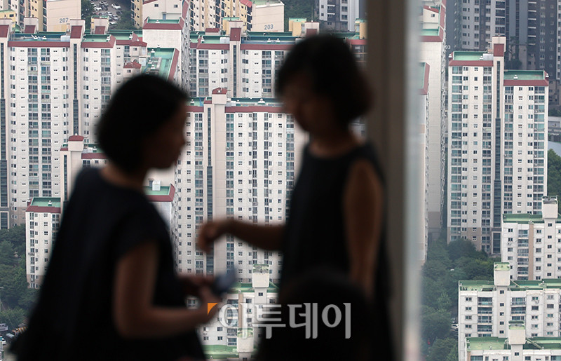 ▲소비자들의 주택 가격 상승 전망이 3년 8개월만에 최고치를 갱신했다. 24일 한국은행이 발표한 6월 소비자동향조사에 따르면 주택가격전망지수는 120으로 전월보다 9포인트 올랐다. 집값 급등기였던 2021년 10월, 125를 기록한 이후 최고치로 5개월 연속 상승세다. 사진은 이날 서울 송파구 롯데월드타워에서 내려다 본 서울 아파트 전경. 고이란 기자 photoeran@