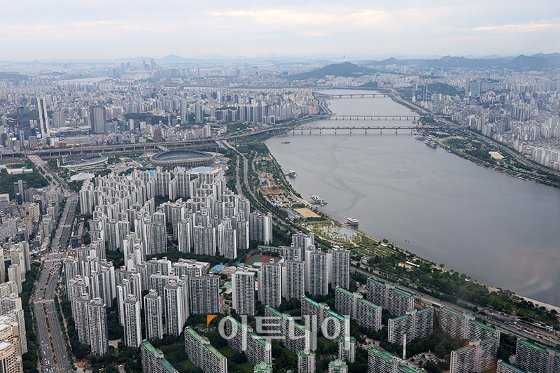 ▲소비자들의 주택 가격 상승 전망이 3년 8개월만에 최고치를 갱신했다. 24일 한국은행이 발표한 6월 소비자동향조사에 따르면 주택가격전망지수는 120으로 전월보다 9포인트 올랐다. 집값 급등기였던 2021년 10월, 125를 기록한 이후 최고치로 5개월 연속 상승세다. 사진은 이날 서울 송파구 롯데월드타워에서 내려다 본 서울 아파트 전경. 고이란 기자 photoeran@