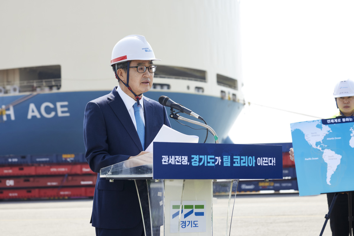 ▲김동연 경기도지사가 평택항에서 열린 행사에서 관세전쟁 관련 대응 방안을 발표하고 있다. (경기도)