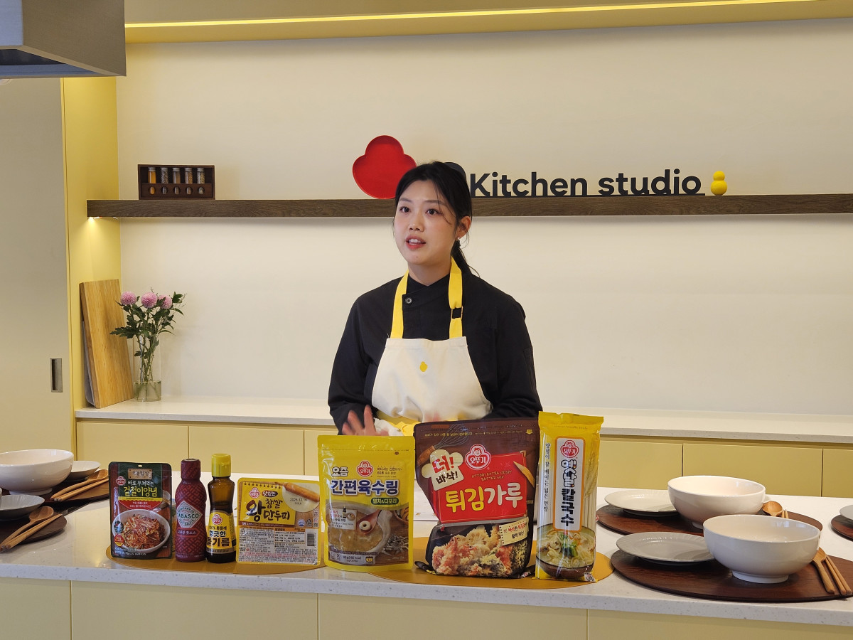 ▲19일 오전 서울 강남구 논현동 ‘오키친 스튜디오’에서 송가연 셰프가 조리 과정에 대해 설명하고 있다. (문현호 기자 m2h@)