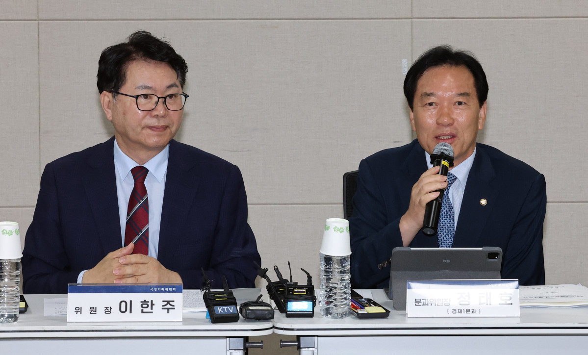 ▲국정기획위원회 정태호 경제1분과 위원장(오른쪽)이 18일 정부세종컨벤션센터에서 열린 경제1분과 기획재정부 업무보고에서 인사말을 하고 있다. (연합뉴스)