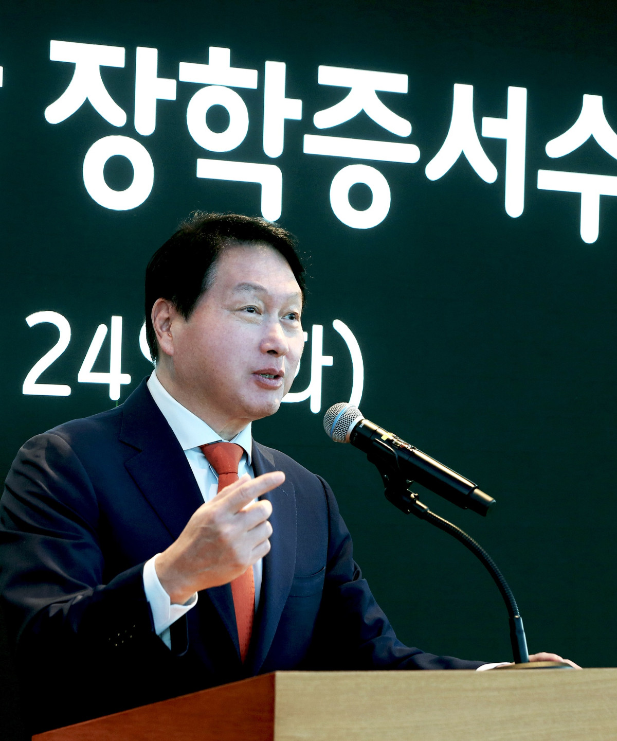 ▲ 한국고등교육재단 이사장을 맡고 있는 최태원 SK회장이 24일 서울 종로구SK서린빌딩에서 열린 해외유학 장학증서 수여식에서 격려인사를 하고 있다. (사진제공=SK그룹)