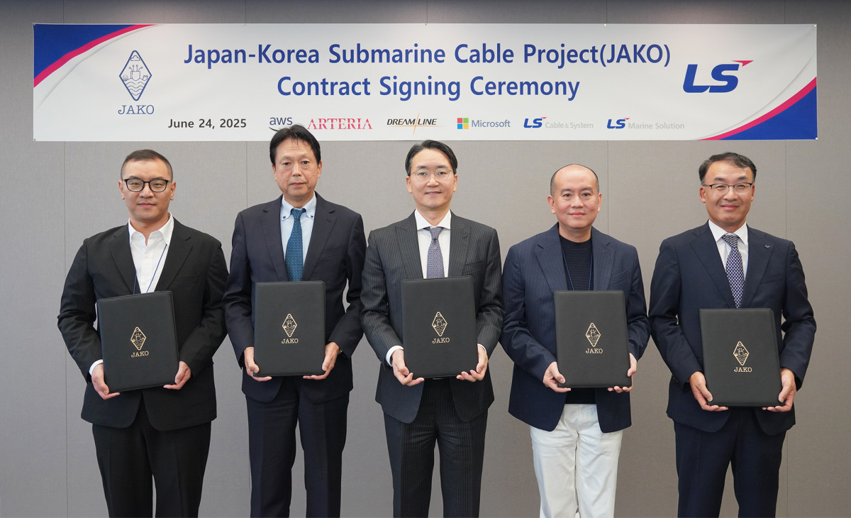▲24일 서울 용산구 LS용산타워에서 진행된 ‘JAKO(Japan–Korea) 프로젝트’ 서명식 사진. 좌측부터 이한욱 AWS APAC 백본 총괄, 다츠야 아베 아르테리아 네트웍스 대표, 한윤재 드림라인 대표, 스탠리 임 마이크로소프트 상무, 주완섭 LS전선 통신·산업솔루션사업본부장(전무)가 기념 촬영을 하고 있다. (사진제공-LS전선)