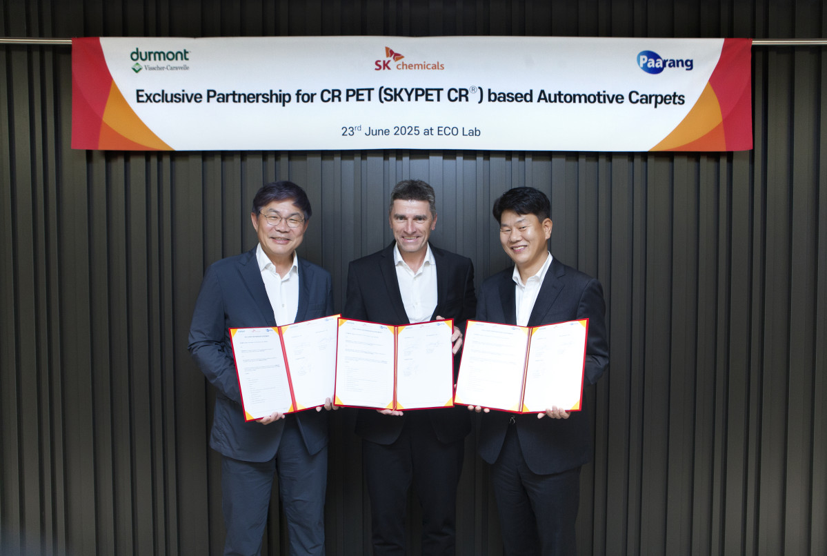 ▲(왼쪽부터) 안재현 SK케미칼 사장, 요세프 제틀 듀몬트 대표, 이동섭 파아랑 대표가 체결식을 마치고 기념사진을 촬영하고 있다. (사진= SK케미칼)