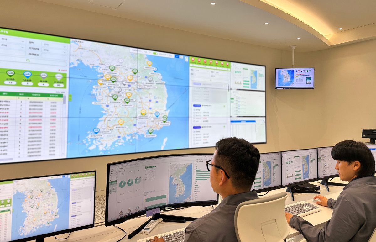 ▲㈜한화 글로벌부문이 구축한 스마트통합관제센터 모니터링룸에서 직원들이 모니터링을 하고 있다. (사진제공=한화)