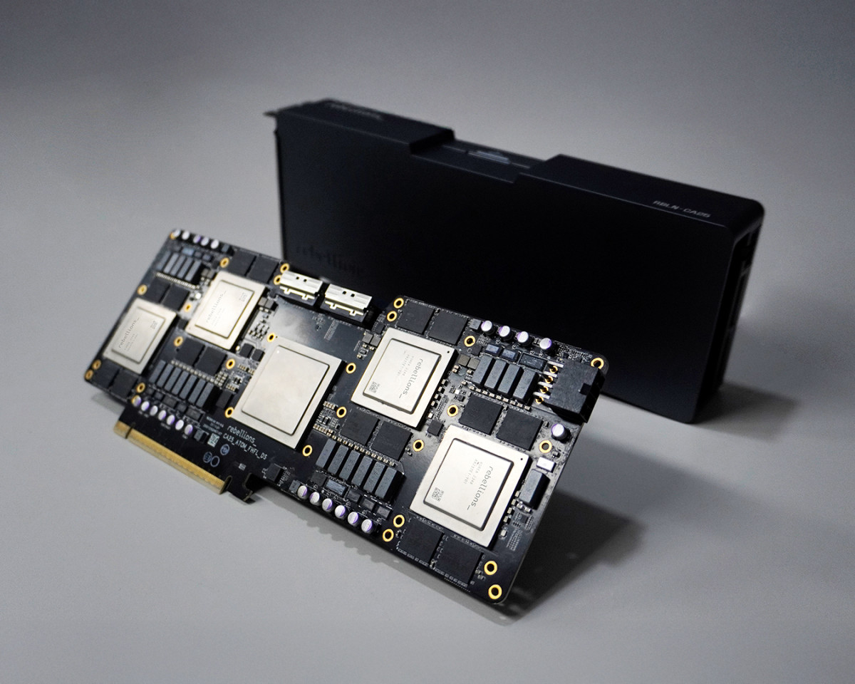 ▲SK텔레콤은 AI반도체 스타트업 리벨리온과 함께 ‘에이닷 전화 통화요약’ 등 자사 주요 AI 서비스들에 리벨리온의 NPU를 적용하기 위한 테스트를 진행 중이라고 25일 밝혔다. 사진은 리벨리온의 NPU 아톰 맥스(ATOM-Max) (사진제공=리벨리온·SK텔레콤)