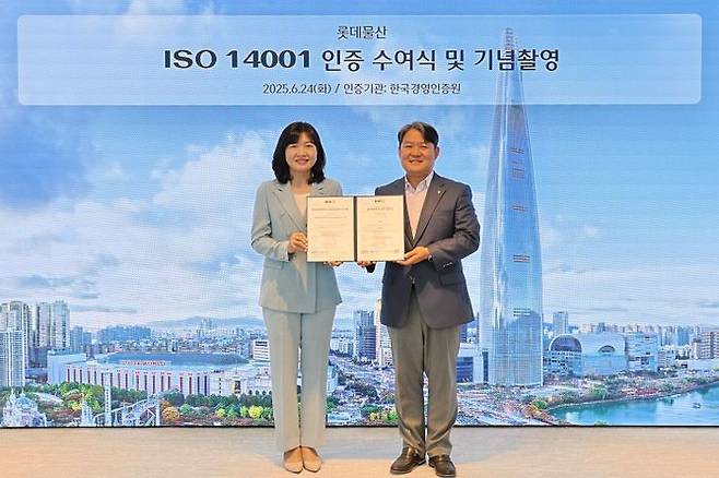 ▲롯데물산이 한국경영인증원으로부터 환경경영시스템(ISO 14001) 인증을 획득한 가운데 (왼쪽부터) 황은주 한국경영인증원 대표이사, 경민호 롯데물산 기술안전부문장이 기념촬영을 하고 있다. (사진제공=롯데물산)