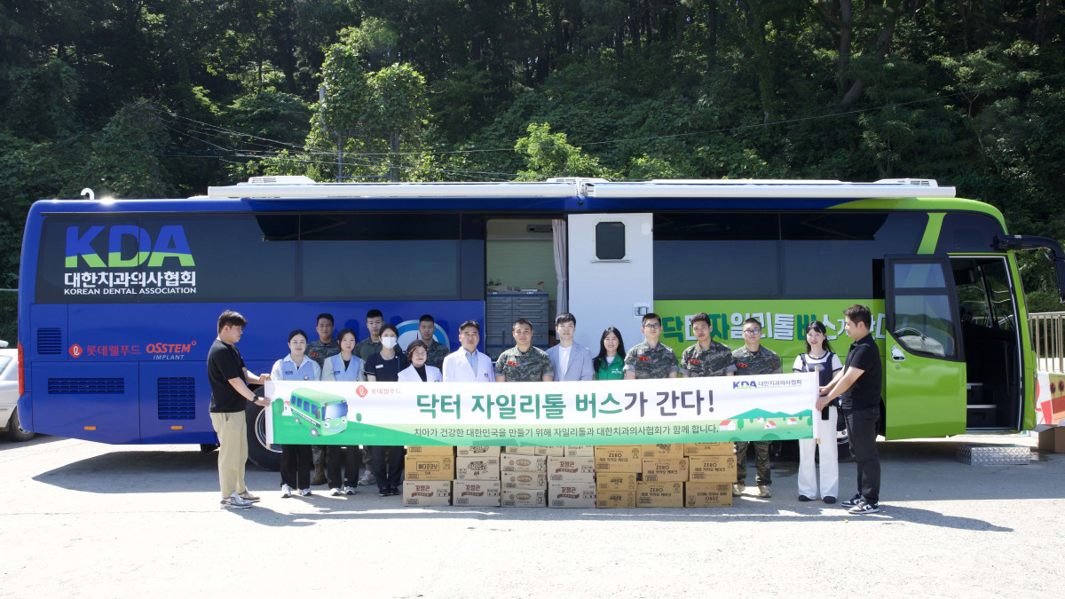 ▲롯데웰푸드 관계자들이 해병대 2사단 볼음소초를 방문해 ‘닥터자일리톨 버스가 간다!’ 캠페인 기념 촬영을 하고 있다. (사진제공=롯데웰푸드)