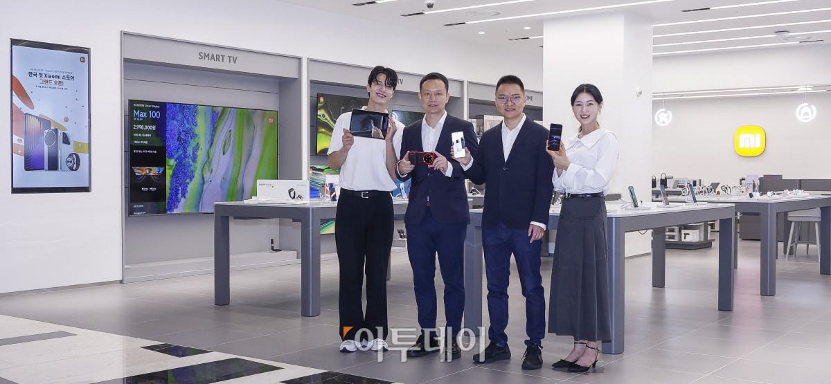 ▲앤드류 리(오른쪽 두번째) 샤오미 동아시아 총괄과 조니 우(오른쪽 세번째) 샤오미코리아 지사장이 25일 서울 영등포구 샤오미 스토어 IFC몰 여의도점에서 열린 첫 공식 오프라인 매장 사전 공개행사에서 모델들과 함께 제품을 소개하고 있다. 샤오미코리아는 28일 여의도 IFC몰 L2층에 첫 공식 오프라인 스토어를 오픈한다. 매장은 약 60평 규모로, 실제 생활 공간을 재현한 체험형 쇼룸 형태로 설계돼 스마트폰, 태블릿, 스마트 워치 등 전 카테고리를 체험할 수 있다. 조현호 기자 hyunho@