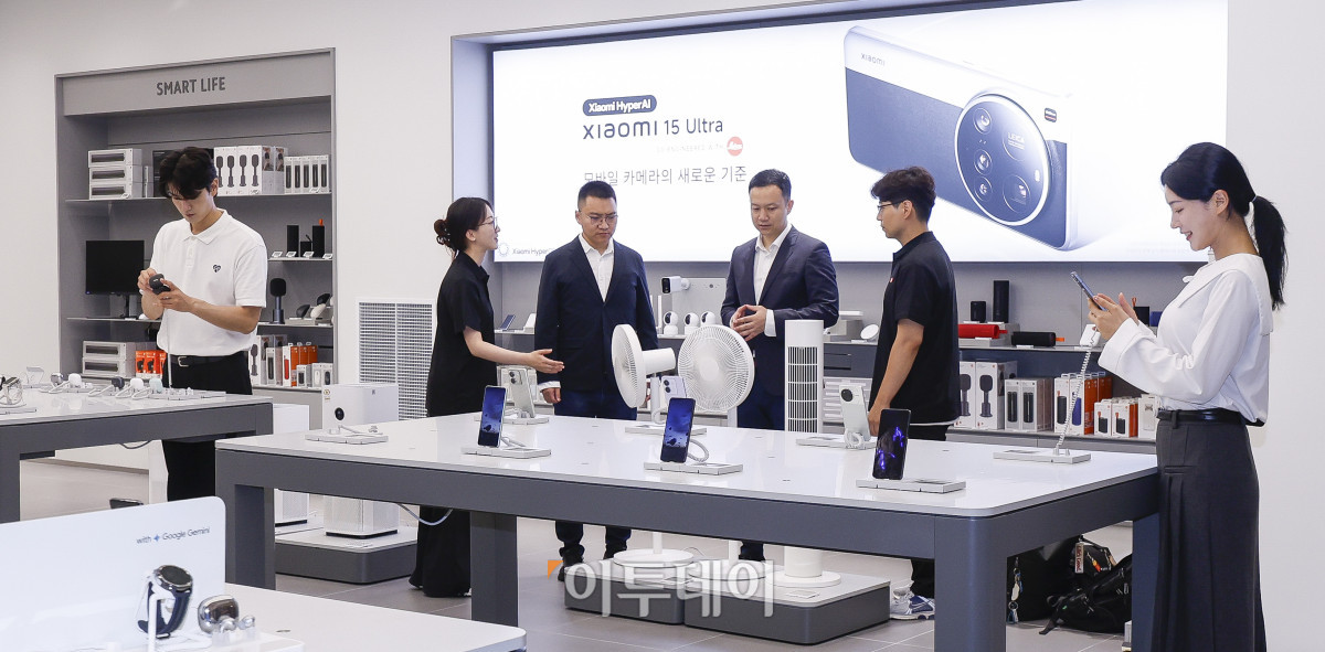 ▲앤드류 리 샤오미 동아시아 총괄과 조니 우 샤오미코리아 지사장이 25일 서울 영등포구 샤오미 스토어 IFC몰 여의도점에서 열린 첫 공식 오프라인 매장 사전 공개행사에서 매장을 둘러보고 있다. 샤오미코리아는 28일 여의도 IFC몰 L2층에 첫 공식 오프라인 스토어를 오픈한다. 매장은 약 60평 규모로, 실제 생활 공간을 재현한 체험형 쇼룸 형태로 설계돼 스마트폰, 태블릿, 스마트 워치 등 전 카테고리를 체험할 수 있다. 조현호 기자 hyunho@