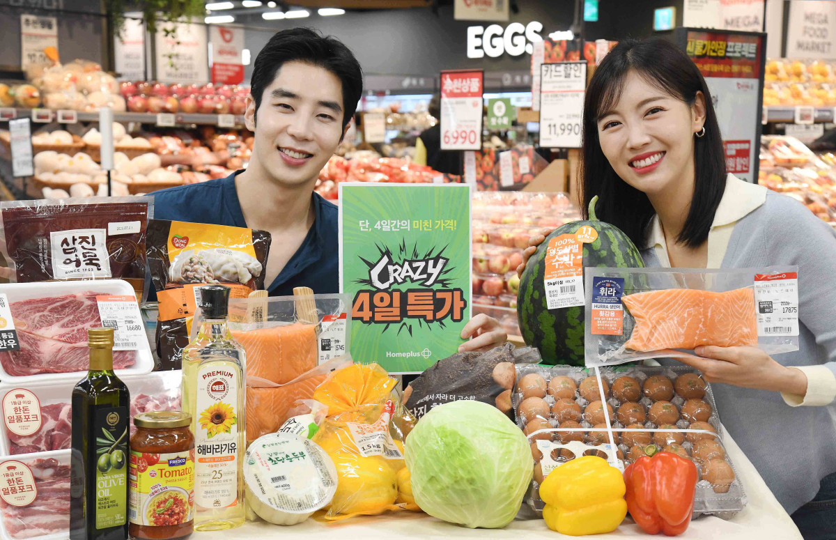 ▲25일 모델이 서울 등촌동 ‘홈플러스 메가 푸드 마켓 라이브 강서점’에서 ‘CRAZY 4일 특가’ 등 풍성한 할인 행사 상품들을 소개하고 있다. (사진제공=홈플러스)