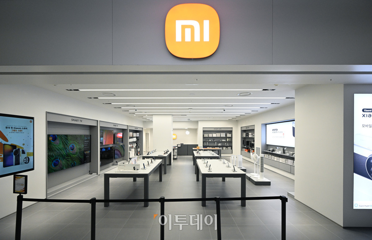 ▲25일 서울 영등포구 샤오미 스토어 IFC몰 여의도점에서 열린 첫 공식 오프라인 매장 사전 공개행사에서 매장이 공개되고 있다. 샤오미코리아는 28일 여의도 IFC몰 L2층에 첫 공식 오프라인 스토어를 오픈한다. 매장은 약 60평 규모로, 실제 생활 공간을 재현한 체험형 쇼룸 형태로 설계돼 스마트폰, 태블릿, 스마트 워치 등 전 카테고리를 체험할 수 있다. 조현호 기자 hyunho@