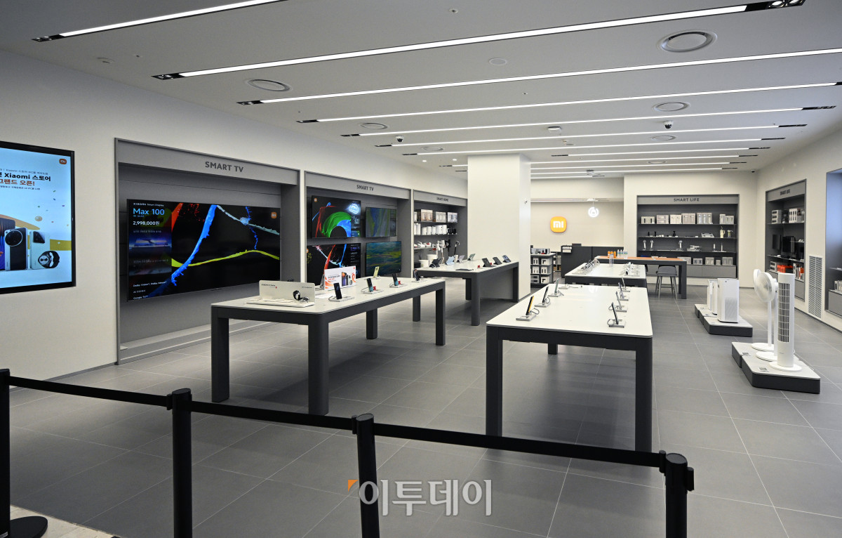 ▲25일 서울 영등포구 샤오미 스토어 IFC몰 여의도점에서 열린 첫 공식 오프라인 매장 사전 공개행사에서 매장이 공개되고 있다. 샤오미코리아는 28일 여의도 IFC몰 L2층에 첫 공식 오프라인 스토어를 오픈한다. 매장은 약 60평 규모로, 실제 생활 공간을 재현한 체험형 쇼룸 형태로 설계돼 스마트폰, 태블릿, 스마트 워치 등 전 카테고리를 체험할 수 있다. 조현호 기자 hyunho@