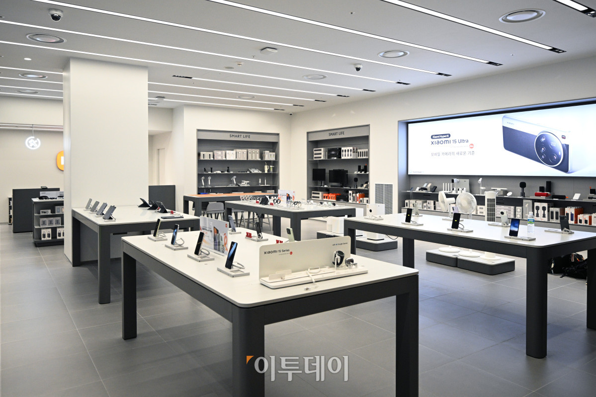▲25일 서울 영등포구 샤오미 스토어 IFC몰 여의도점에서 열린 첫 공식 오프라인 매장 사전 공개행사에서 매장이 공개되고 있다. 샤오미코리아는 28일 여의도 IFC몰 L2층에 첫 공식 오프라인 스토어를 오픈한다. 매장은 약 60평 규모로, 실제 생활 공간을 재현한 체험형 쇼룸 형태로 설계돼 스마트폰, 태블릿, 스마트 워치 등 전 카테고리를 체험할 수 있다. 조현호 기자 hyunho@