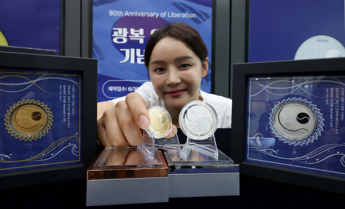 ▲한국조폐공사가 25일 서울 마포구 한국조폐공사 서울사옥에서 ‘광복 80년 기념메달’을 공개하고 있다. 조폐공사는 광복 80주년을 맞아 민족의 저력과 자긍심을 기리기 위해 기념메달을 제작, 30일부터 선착순 예약 판매에 들어간다고 밝혔다. 제품은 금·은메달 두 종으로 구성되며, 한국조폐공사 쇼핑몰과 풍산화동양행을 통해 내달 11일까지 판매된다. 신태현 기자 holjjak@