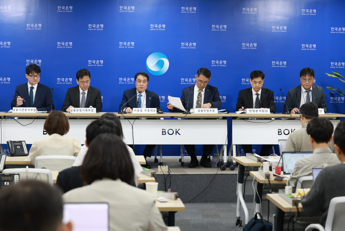 ▲(왼쪽부터) 이종한 금융기관분석부장, 임광규 금융안정기획부장, 이종렬 부총재보, 장정수 금융안정국장, 문용필 안정분석팀장, 고경철 전자금융팀장 (한국은행)