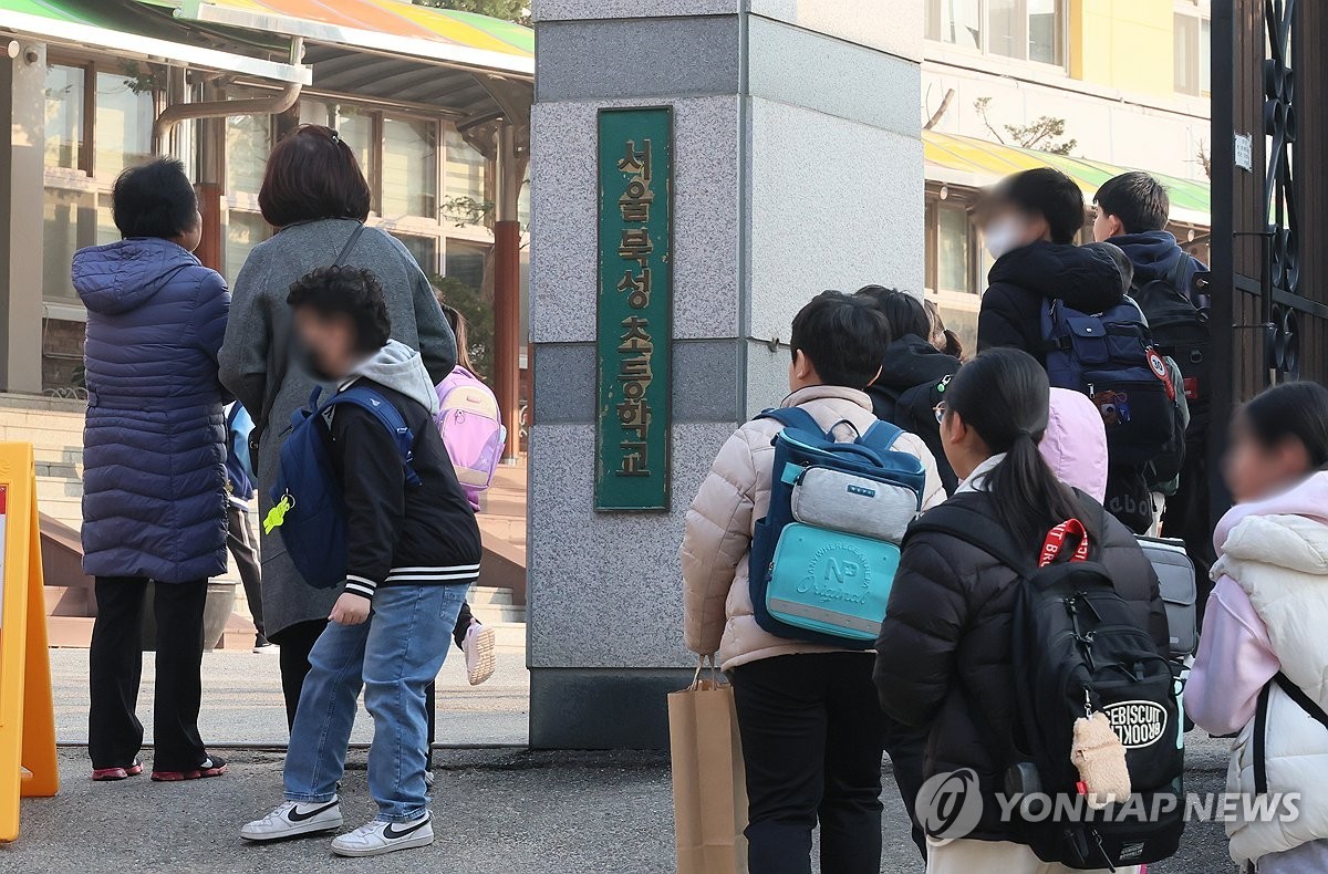 ▲서울 서대문구 북성초에서 학생들이 등교하고 있다. (연합뉴스)