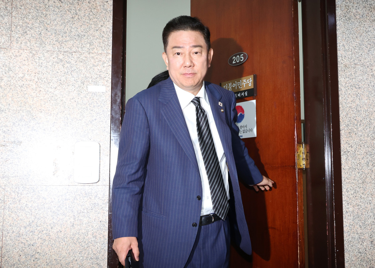 ▲더불어민주당 김병기 당 대표 직무대행 겸 원내대표가 24일 국회에서 열린 중동발 위기 관련 긴급 안보 점검회의를 마친 뒤 나오고 있다. 2025.6.24 (연합뉴스)