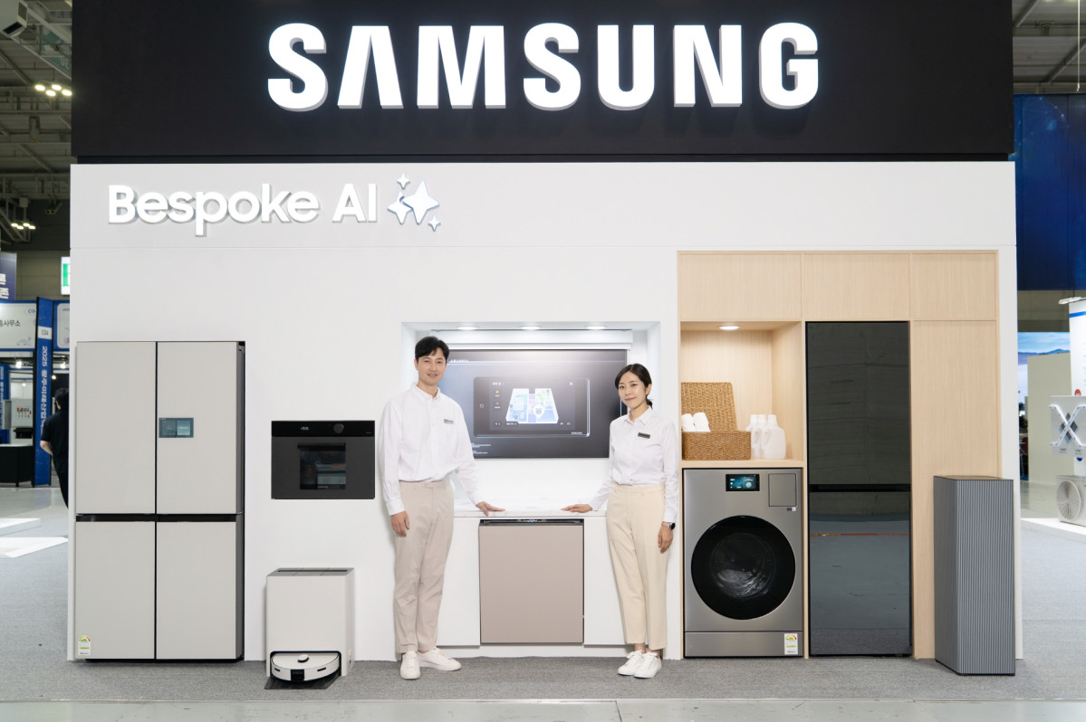 ▲삼성전자 모델이 25일부터 28일까지 광주광역시 김대중컨벤션센터에서 열리는 '2025 광주미래산업엑스포'에 마련된 삼성전자 부스를 소개하고 있다. (자료제공=삼성전자)