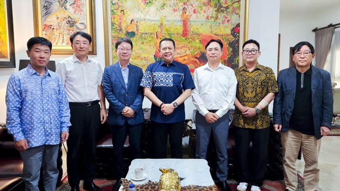 ▲왼쪽 첫번째부터 관계자 1, 관계자 2, 3번째가 황응연 CEO, 밤방 수사티요, 양영학 CFO, 김형의 기획팀장, 백승남 인도네시아 법인장(다이나믹디자인 제공)