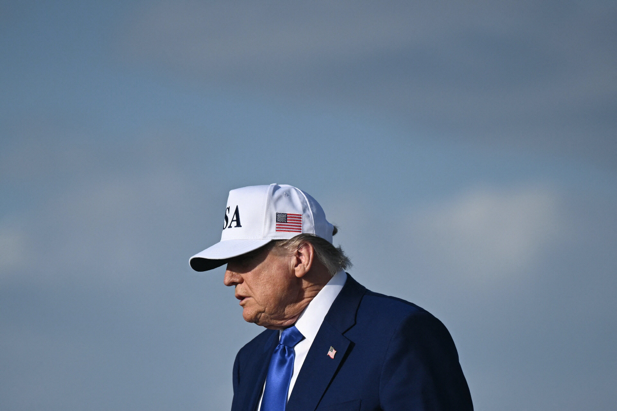 ▲도널드 트럼프 미국 대통령이 24일(현지시간) 에어포스원에서 내리고 있다. 메릴랜드(미국)/AFP연합뉴스