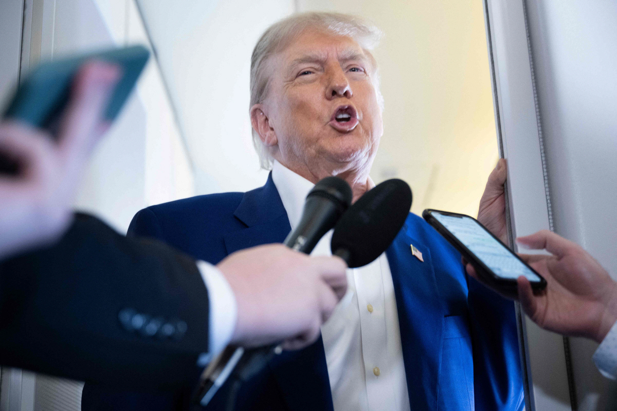 ▲도널드 트럼프 미국 대통령이 24일(현지시간) 북대서양조약기구(NATO·나토) 정상회의가 열리는 네덜란드 헤이그로 향하는 에어포스원에서 기자들에게 발언하고 있다. AFP연합뉴스