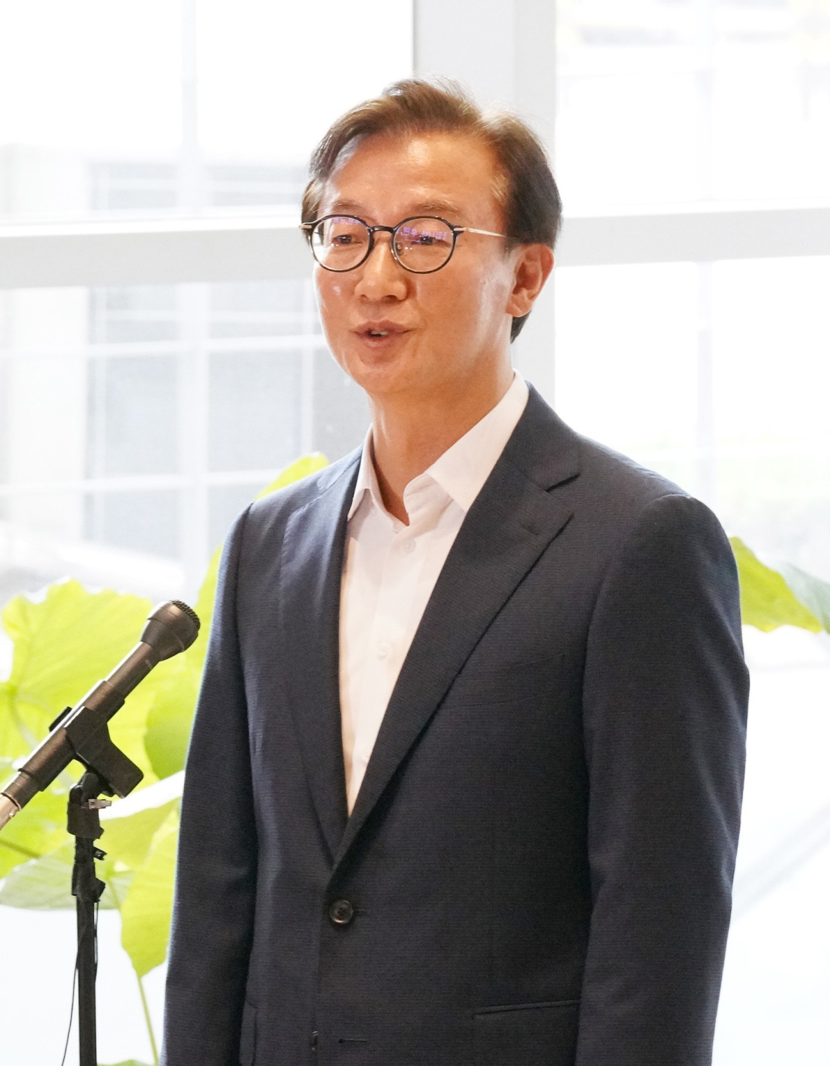 ▲전재수 해양수산부 장관 후보자가 25일 인사 청문 준비 사무실이 있는 서울 마포구 포스트타워 마포로 출근하며 지명 소감을 밝히고 있다. (사진제공=공동취재단)