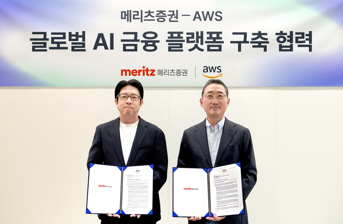 ▲이장욱 메리츠증권 Inno Biz센터장전무(왼쪽)가 함기호 AWS 코리아 대표이사와 24일 서울 강남 AWS오피스에서 열린 업무협약식에서 기념사진을 촬영하고 있다. (사진=메리츠증권)