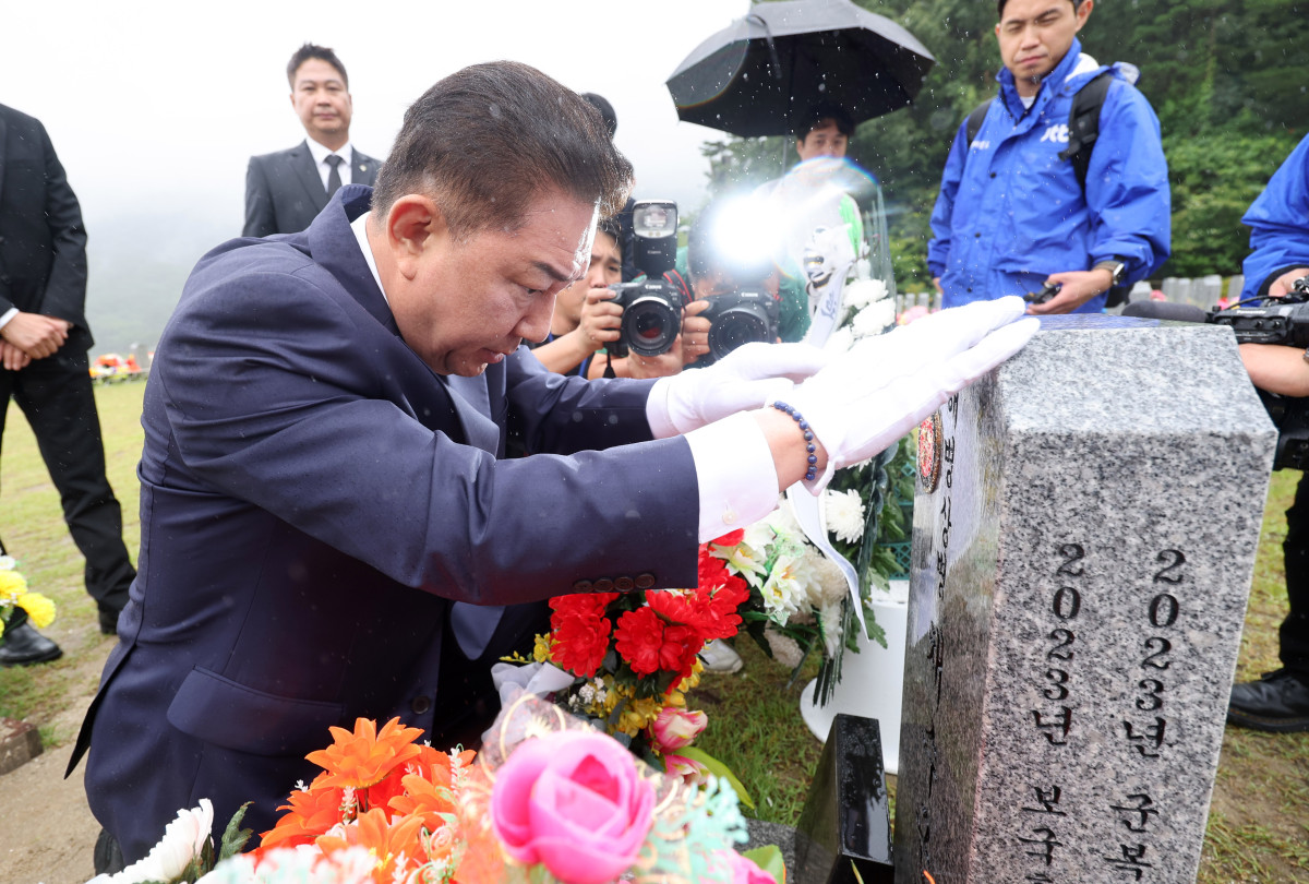 ▲더불어민주당 김병기 당 대표 직무대행 겸 원내대표가 25일 오후 국립대전현충원에 안장된 채 모 상병 묘역을 찾아 참배하고 있다. 2025.6.25 (연합뉴스)